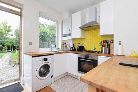 2 bedroom flat to rent, Dornton Road, London SW12