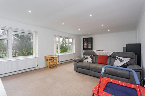 2 bedroom flat for sale, Le May Close, Horley RH6