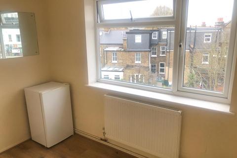 1 bedroom in a house share to rent, Cambridge Road, London W7