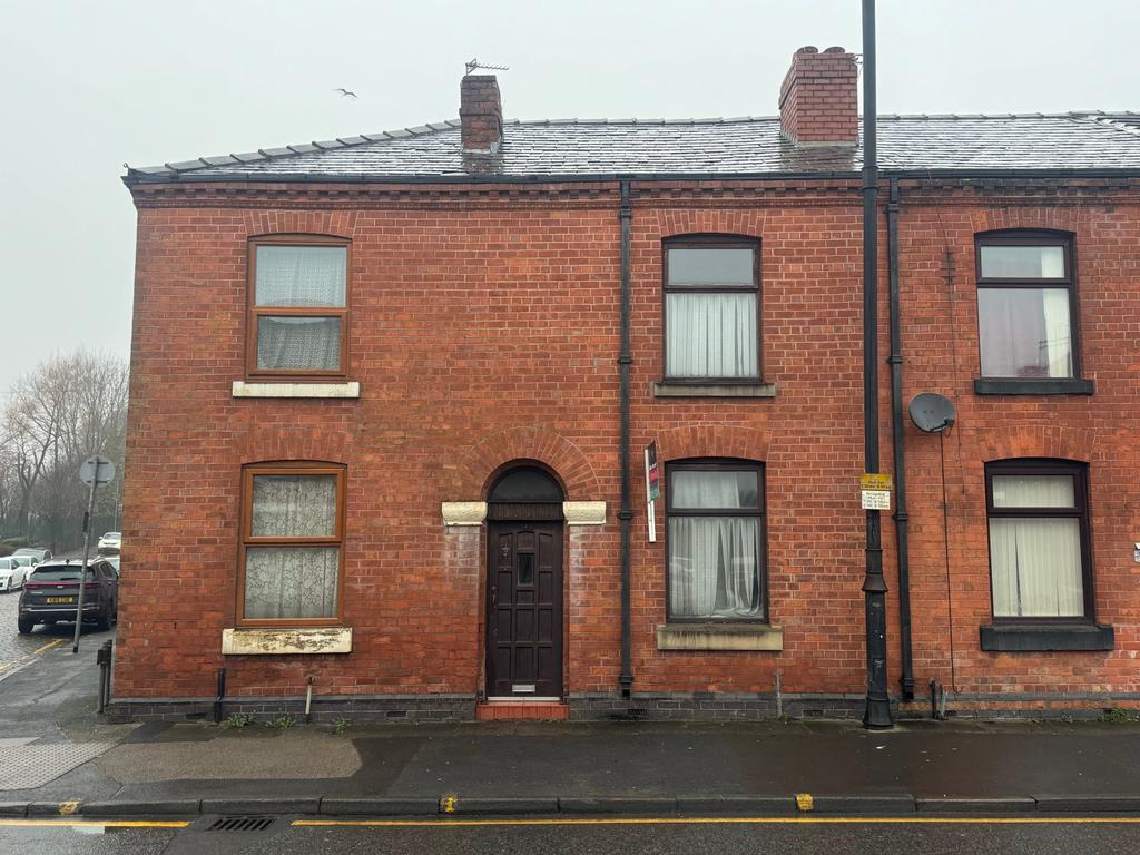 Darlington Street East, Wigan, WN1 2 bed end of terrace house - £100,000