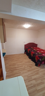 Studio to rent, Honiton Road, Romford RM7