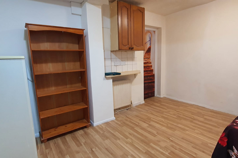 Studio to rent, Honiton Road, Romford RM7