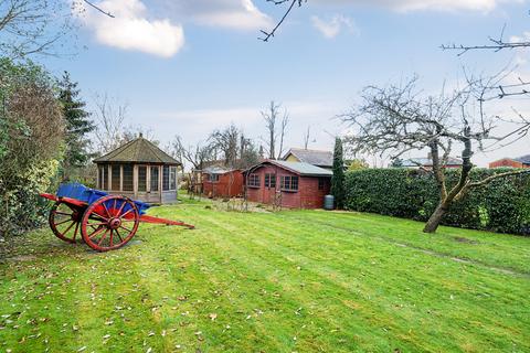 3 bedroom detached house to rent, Deacon Close, Cobham, Surrey, KT11