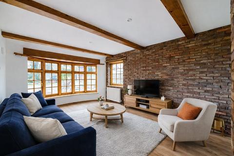 3 bedroom detached house to rent, Deacon Close, Cobham, Surrey, KT11