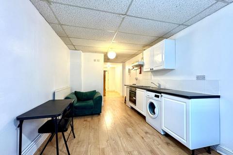 Studio to rent, Kember Street, Islington,  N1