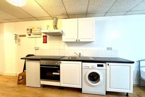 Studio to rent, Kember Street, Islington,  N1