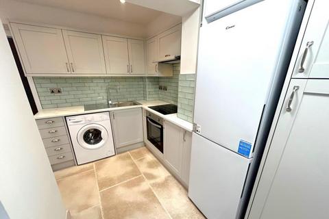 2 bedroom terraced house to rent, 85 High Street, Woking GU24