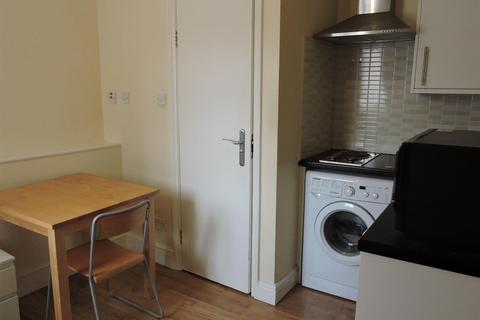 Studio to rent, Turnpike Lane, London