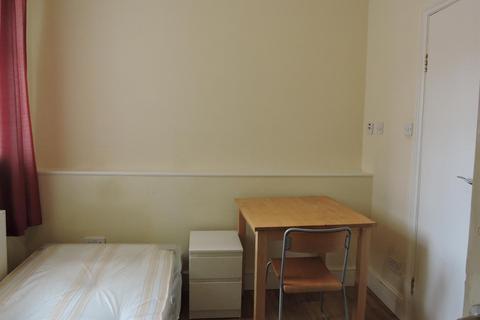 Studio to rent, Turnpike Lane, London