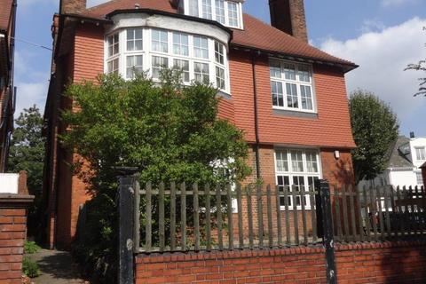 Studio to rent, Wadham Gardens, Primrose Hill, NW3