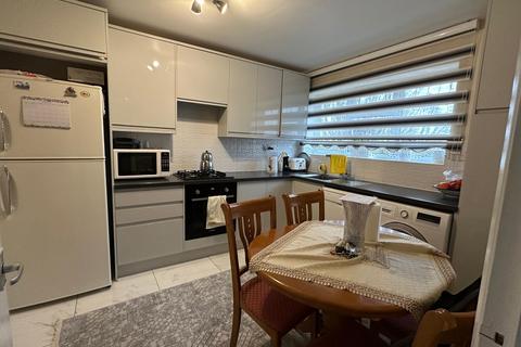 2 bedroom flat for sale, Corbett Grove, London N22