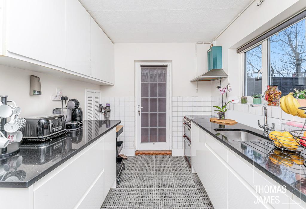 Ramscroft close, white gloss cabinets