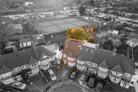 32 Oxford Close, Mitcham, CR4 1DY