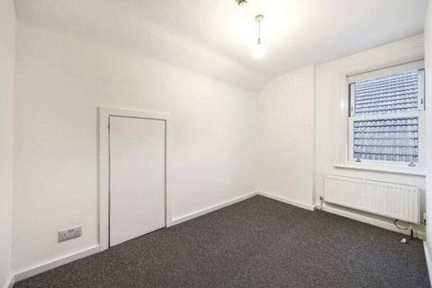 2 bedroom flat to rent, Holmesdale Road, London SE25