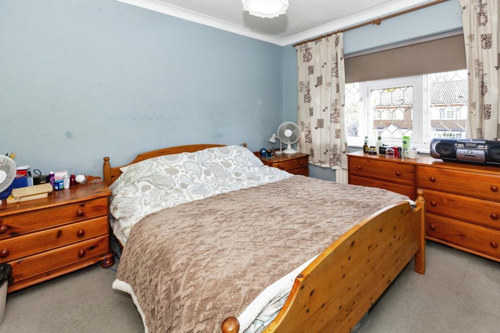 Chestnut Manor Close, Surrey Tw18 3 Bed Terraced House For Sale - £435,000