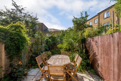 2 bedroom house to rent, Blundell Close, London