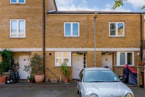 2 bedroom house to rent, Blundell Close, London