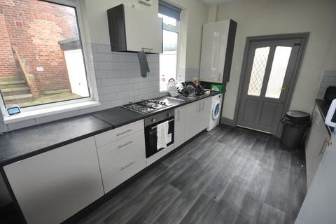 5 bedroom terraced house to rent, Stanmore Road, Burley , Leeds LS4