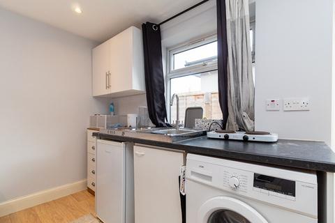 Studio to rent, High Road, London NW10