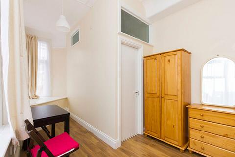 Studio to rent, Cricklewood Broadway, London NW2