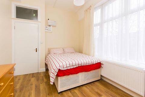 Studio to rent, Cricklewood Broadway, London NW2