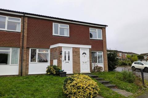 2 bedroom terraced house to rent, Silverstone Close, Redhill