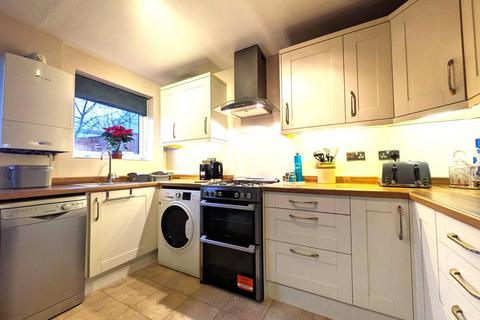 2 bedroom terraced house to rent, Silverstone Close, Redhill