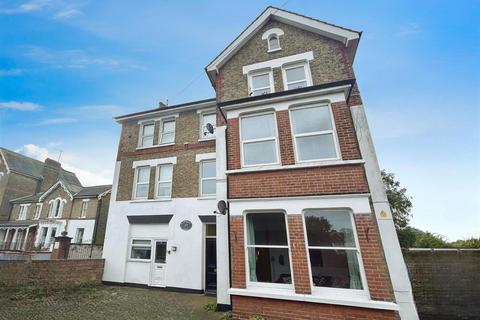 2 bedroom flat to rent, St. Peters Road, Broadstairs