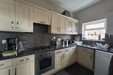 2 bedroom flat to rent, St. Peters Road, Broadstairs