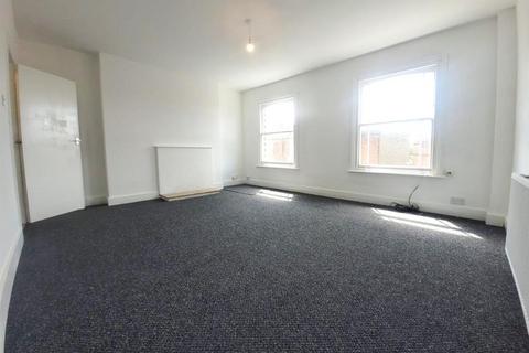 3 bedroom apartment to rent, High Street, Herne Bay