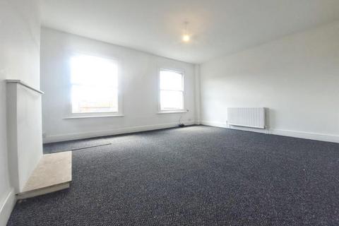 3 bedroom apartment to rent, High Street, Herne Bay