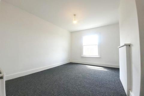 3 bedroom apartment to rent, High Street, Herne Bay