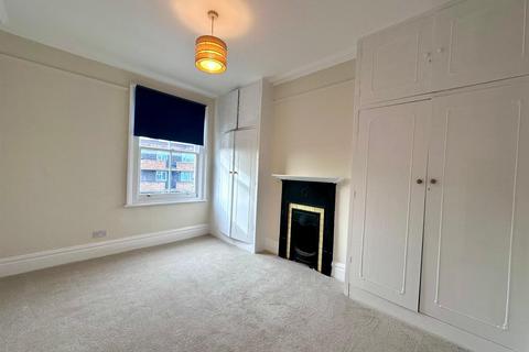 4 bedroom flat to rent, Manor Parade, Manor Road, London