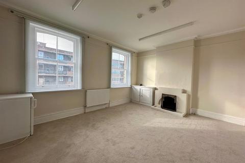 4 bedroom flat to rent, Manor Parade, Manor Road, London