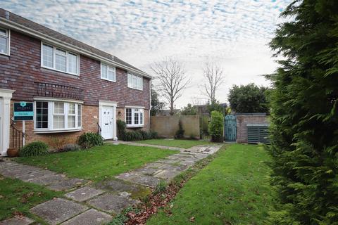 3 bedroom end of terrace house to rent, Grafton Gardens, Pennington