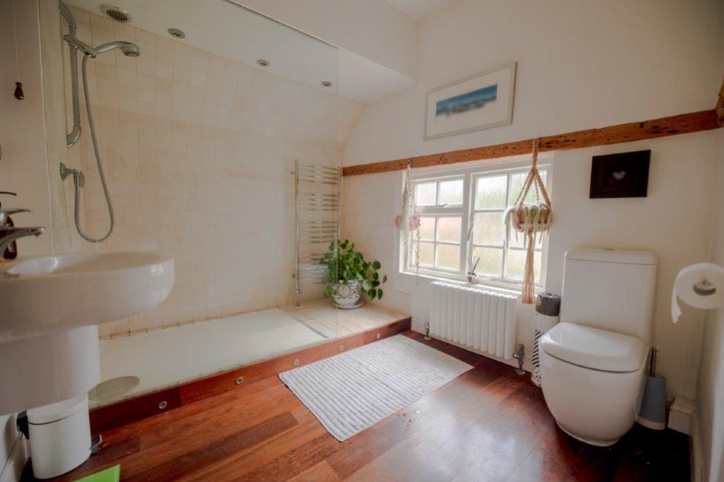 Main bathroom 2