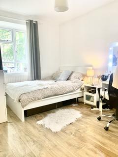 3 bedroom flat to rent, White City Estate, London W12