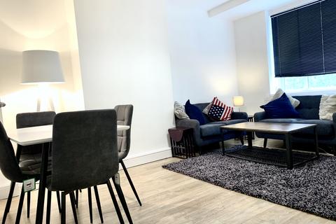 3 bedroom flat to rent, Mackenzie Close, London W12