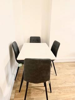 3 bedroom flat to rent, Mackenzie Close, London W12