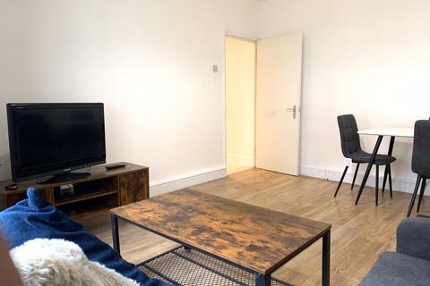 3 bedroom flat to rent, Mackenzie Close, London W12