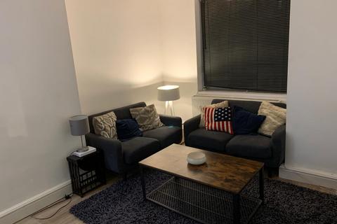 3 bedroom flat to rent, Mackenzie Close, London W12