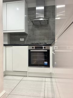 3 bedroom flat to rent, Mackenzie Close, London W12