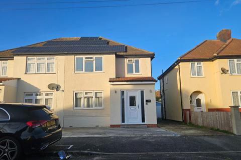 4 bedroom semi-detached house to rent, Windermere Avenue, Hornchurch