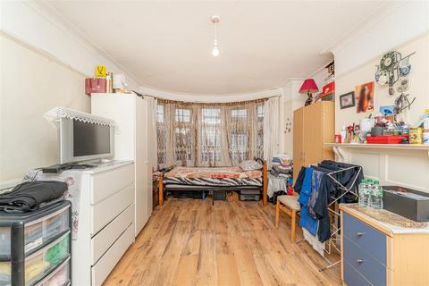 3 bedroom flat for sale, Upsdell Avenue, London N13