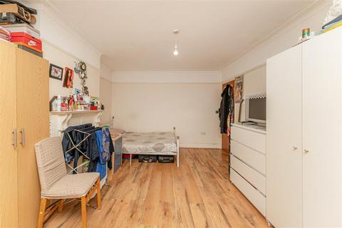 3 bedroom flat for sale, Upsdell Avenue, London N13