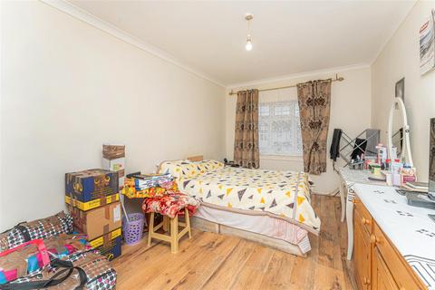 3 bedroom flat for sale, Upsdell Avenue, London N13