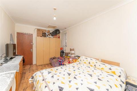 3 bedroom flat for sale, Upsdell Avenue, London N13