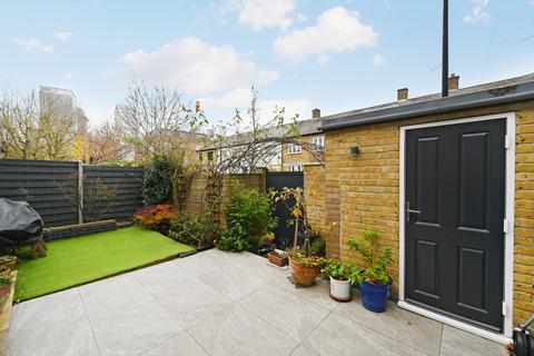 47 Plimsoll Close, London, E14 6EJ