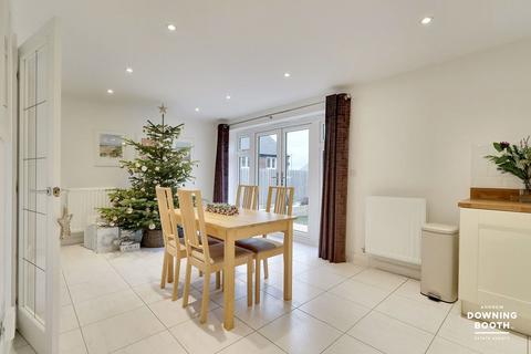 27 Humber Drive, Streethay, Lichfield, WS13 8XF