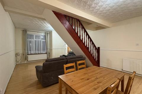 3 bedroom terraced house to rent, Roman Road, IG1 2NZ